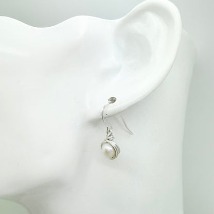Zilveren oorbellen met zoetwaterparel