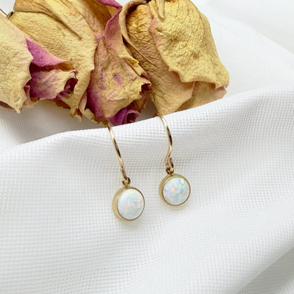 Kleine gold filled oorbellen met opaal