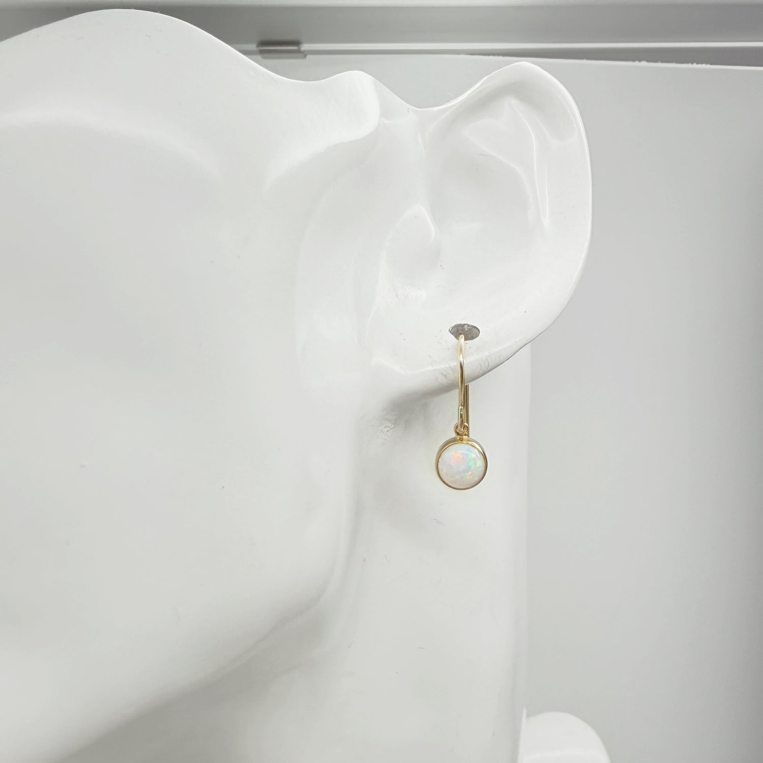 Kleine gold filled oorbellen met opaal