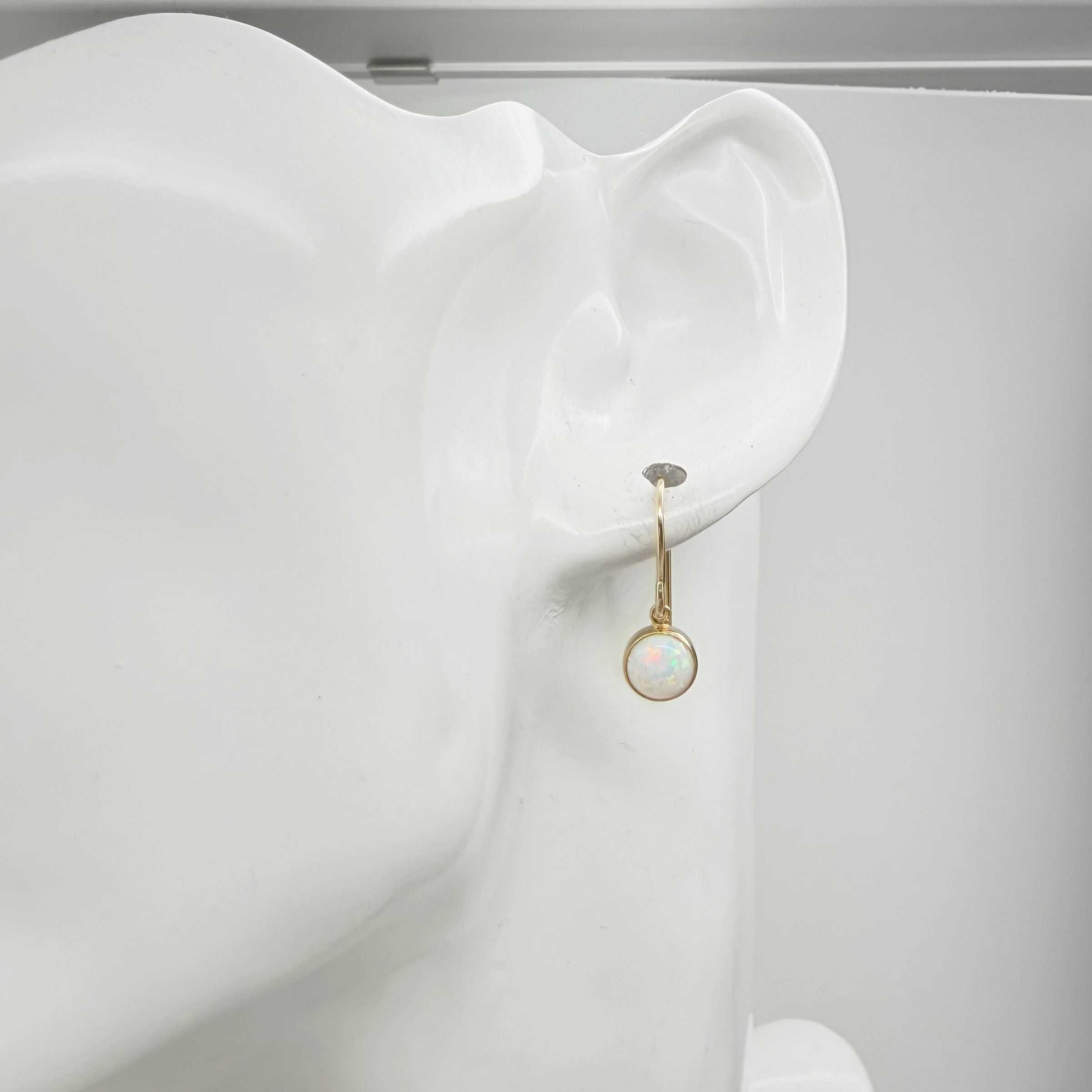 Kleine gold filled oorbellen met opaal