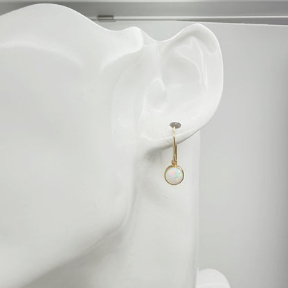 Kleine gold filled oorbellen met opaal