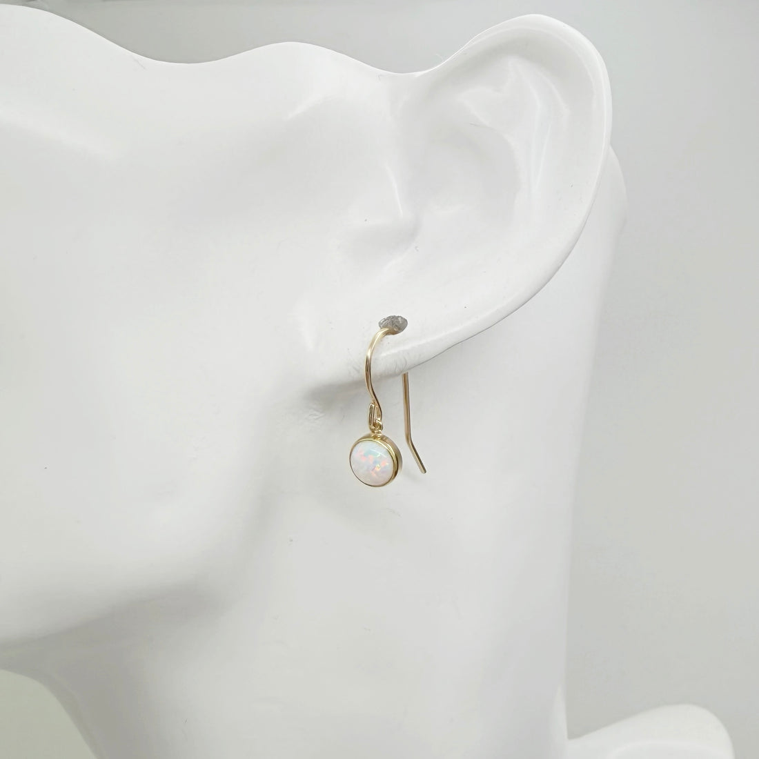 Kleine gold filled oorbellen met opaal