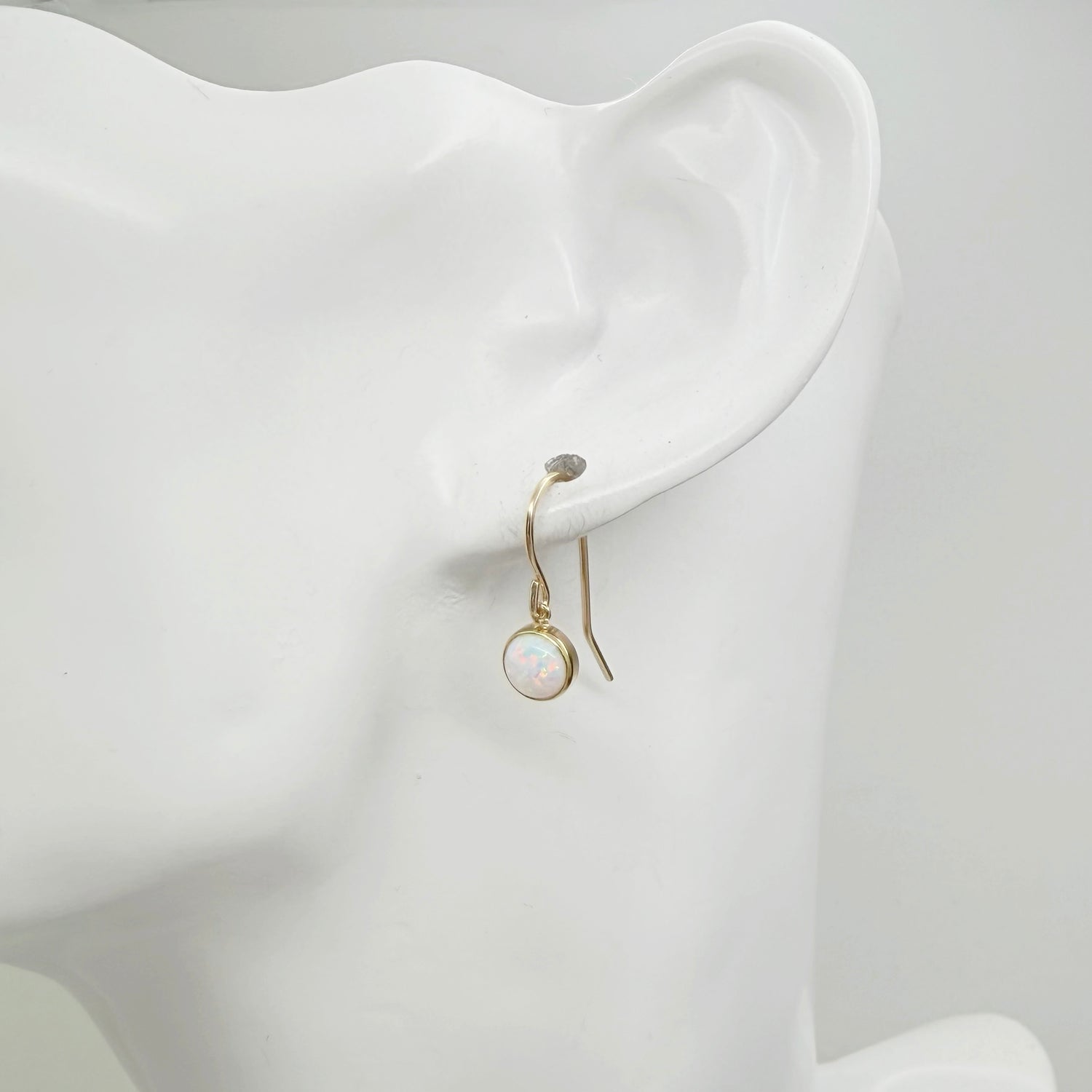 Kleine gold filled oorbellen met opaal