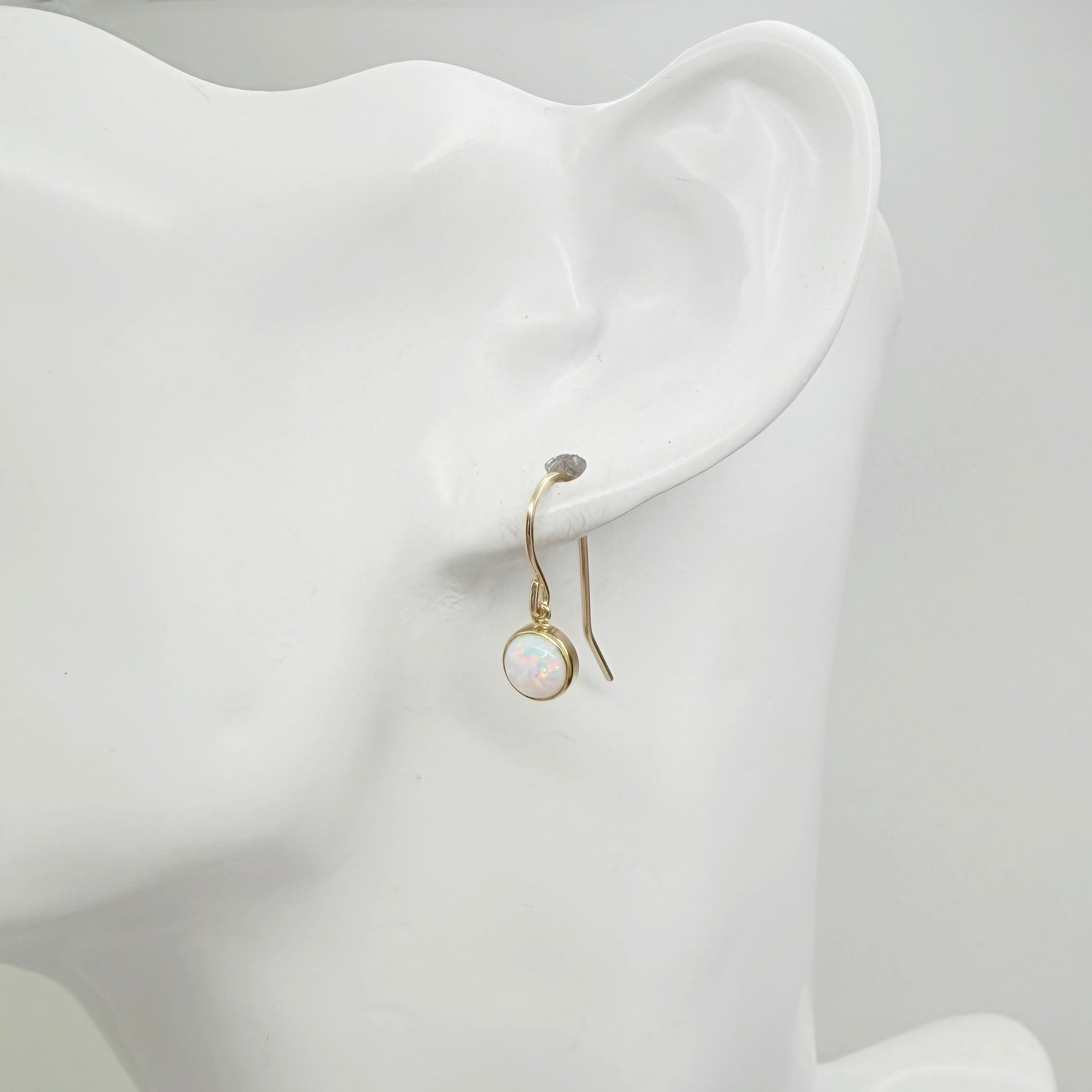Kleine gold filled oorbellen met opaal