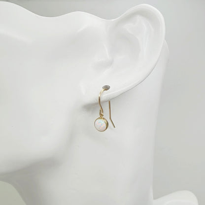 Kleine gold filled oorbellen met opaal