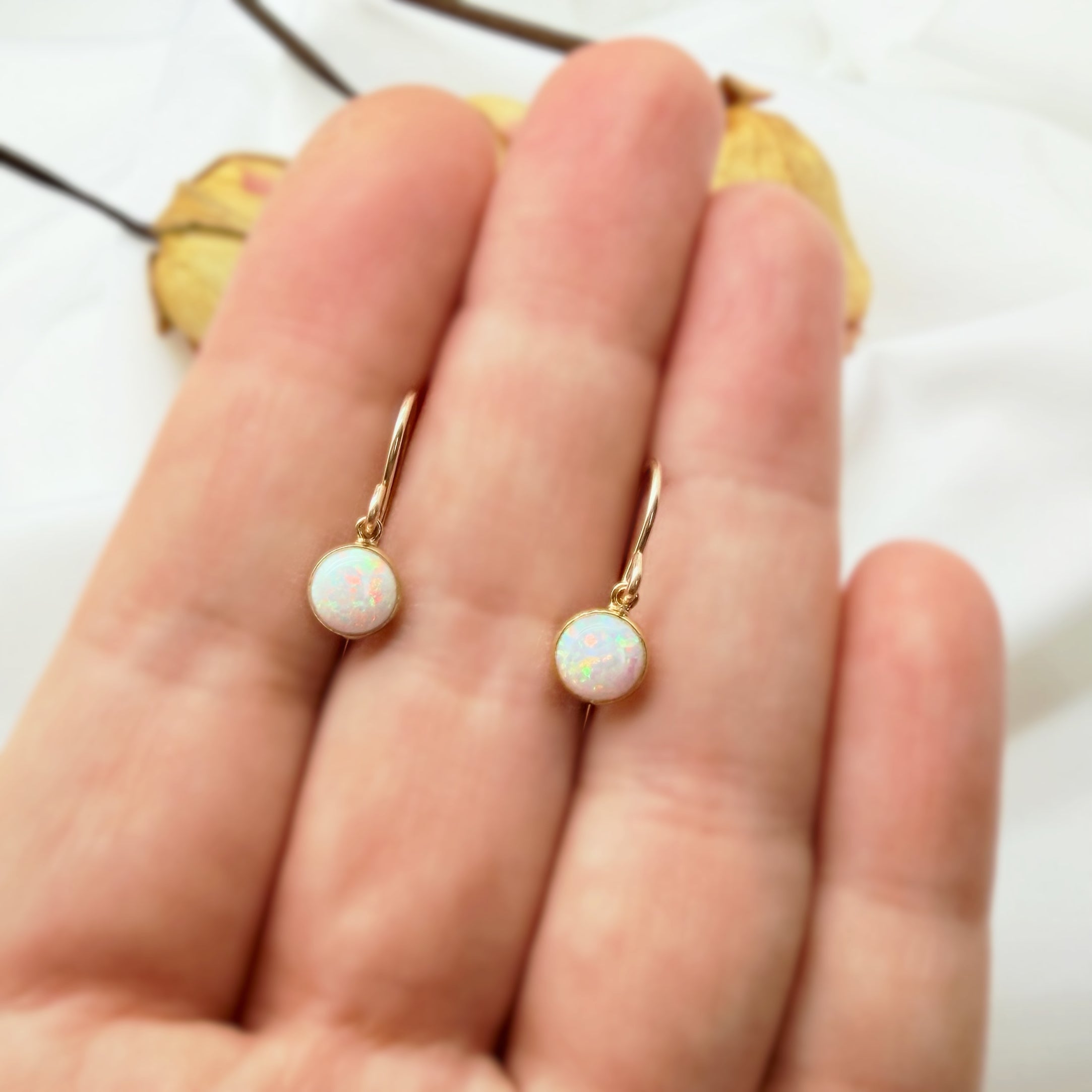 Kleine gold filled oorbellen met opaal