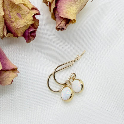 Kleine gold filled oorbellen met opaal