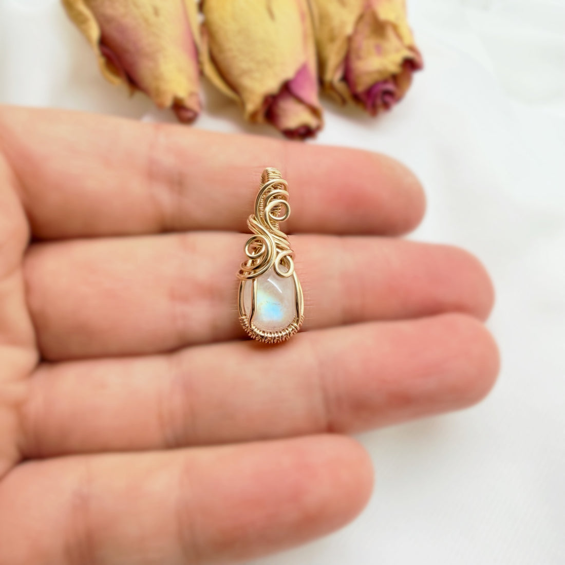 14k gold filled wire wrap hanger met regenboog maansteen
