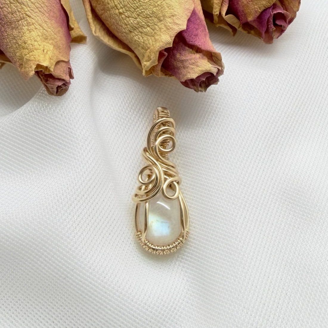 14k gold filled wire wrap hanger met regenboog maansteen