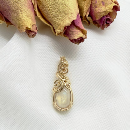 14k gold filled wire wrap hanger met regenboog maansteen
