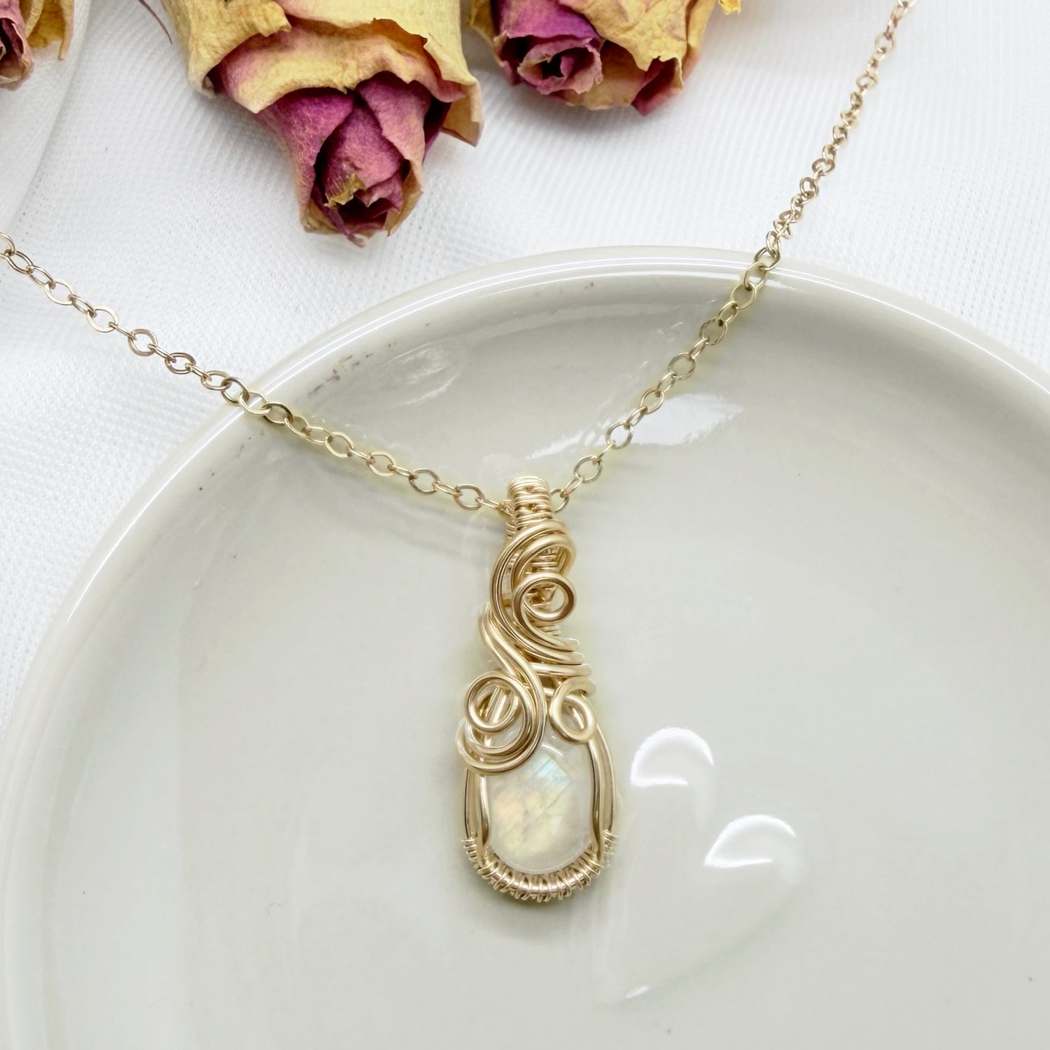14k gold filled wire wrap hanger met regenboog maansteen