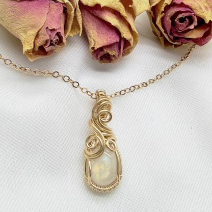 14k gold filled wire wrap hanger met regenboog maansteen