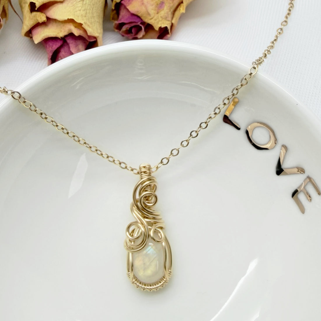 14k gold filled wire wrap hanger met regenboog maansteen