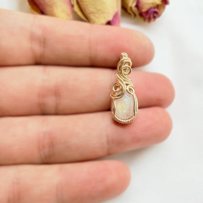 14k gold filled wire wrap hanger met regenboog maansteen