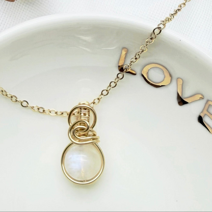 Sierlijke maansteen hanger van gold filled, wire wrapped
