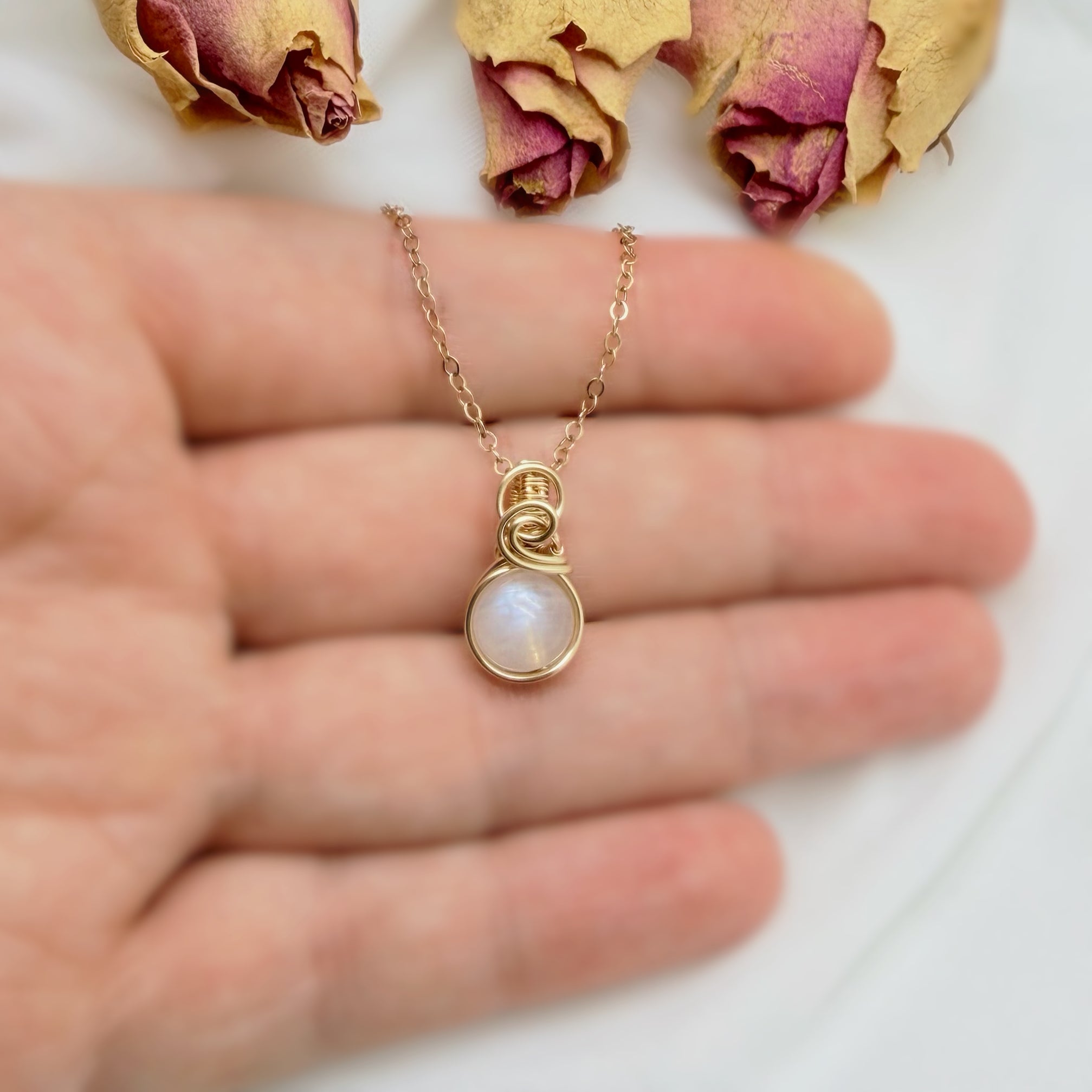 Sierlijke maansteen hanger van gold filled, wire wrapped