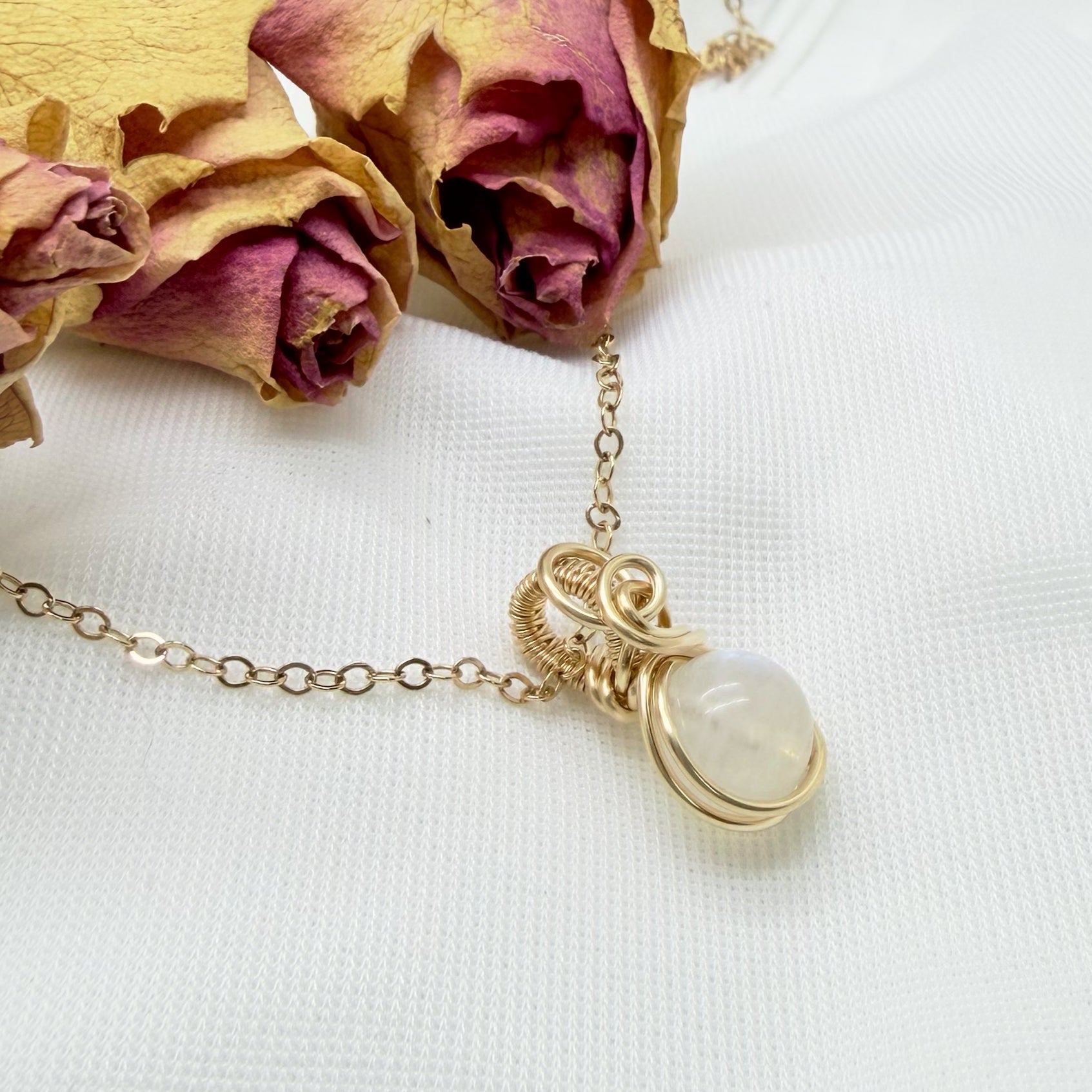 Sierlijke maansteen hanger van gold filled, wire wrapped
