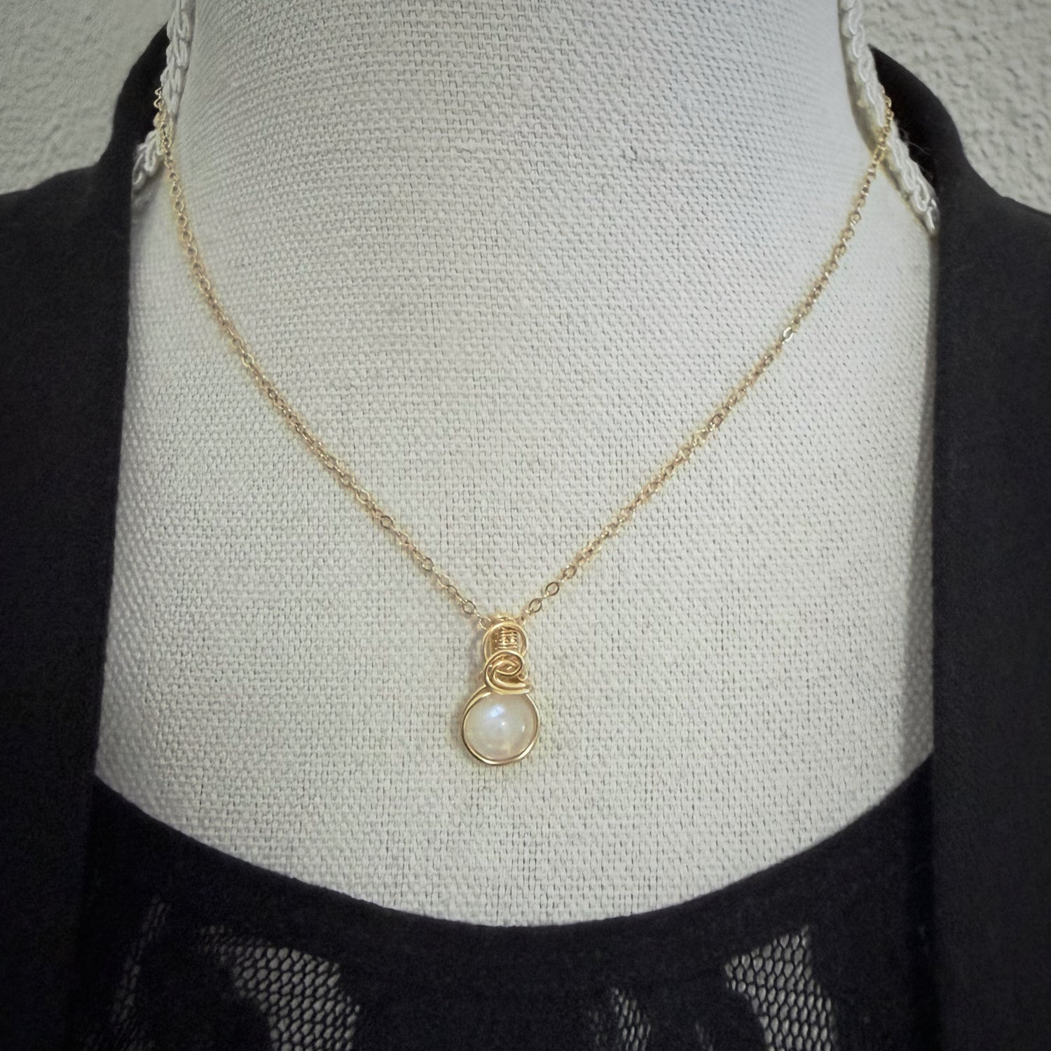 Sierlijke maansteen hanger van gold filled, wire wrapped