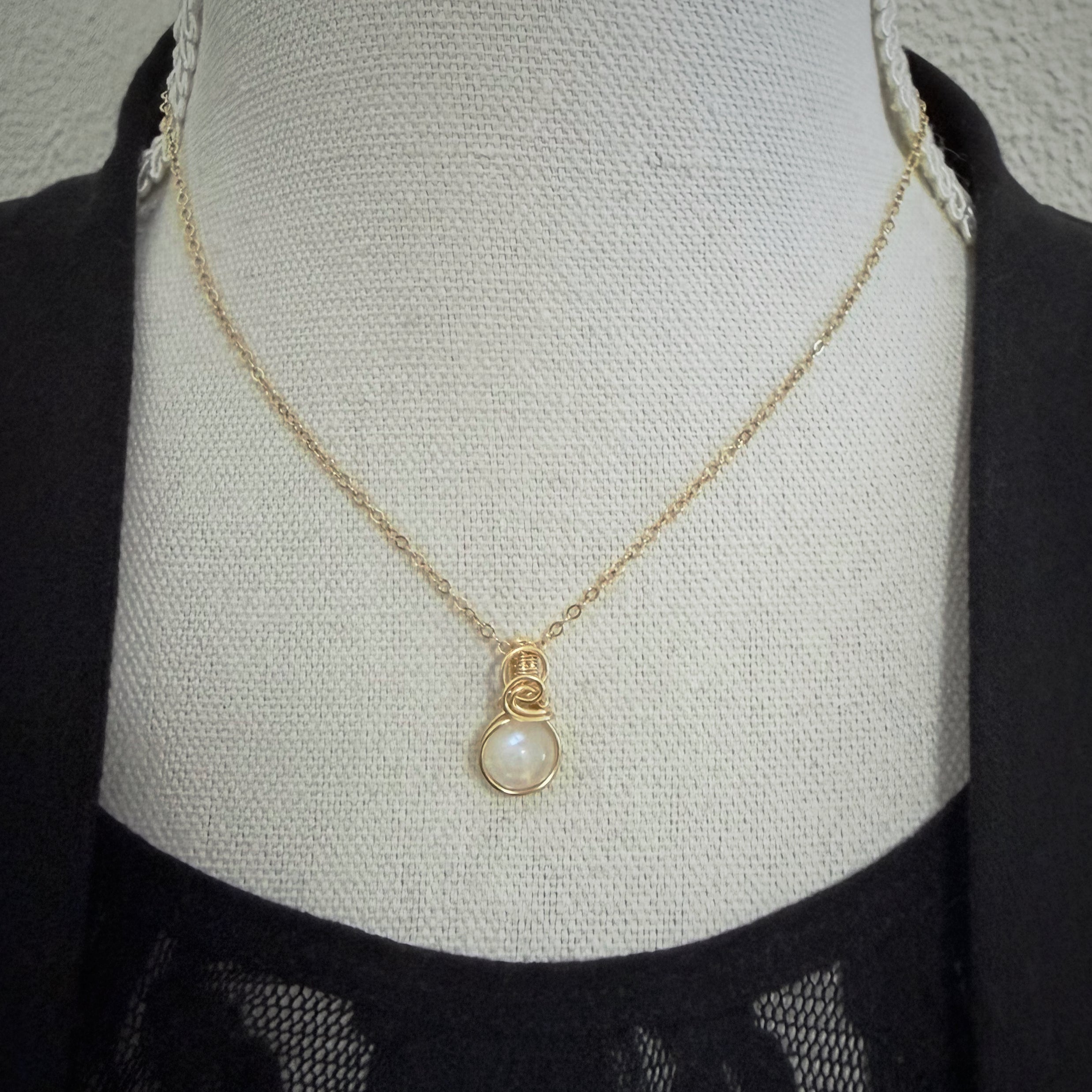 Sierlijke maansteen hanger van gold filled, wire wrapped