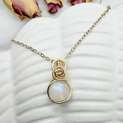 Sierlijke maansteen hanger van gold filled, wire wrapped