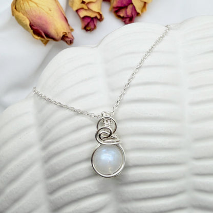 Sierlijke hanger met maansteen van sterling zilver, wire wrapped