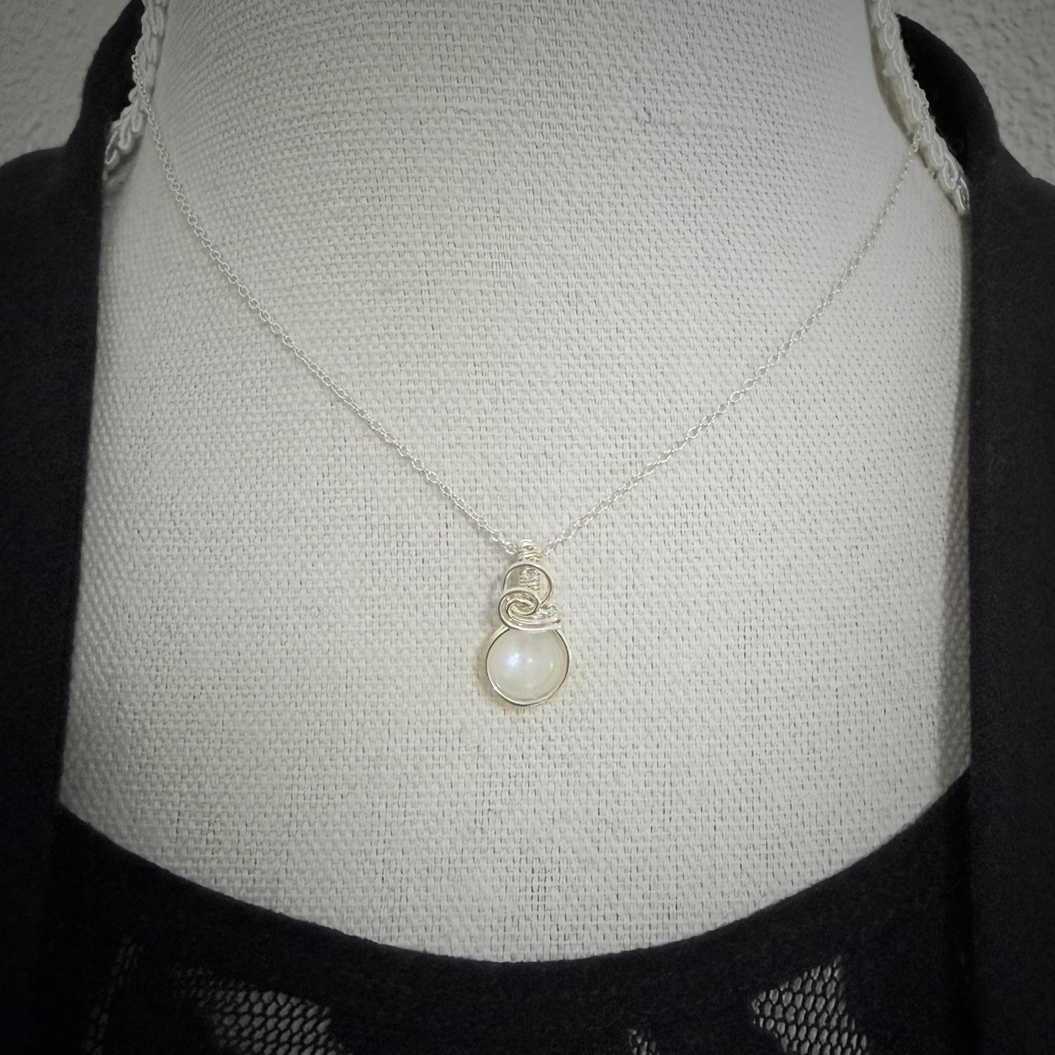 Sierlijke hanger met maansteen van sterling zilver, wire wrapped