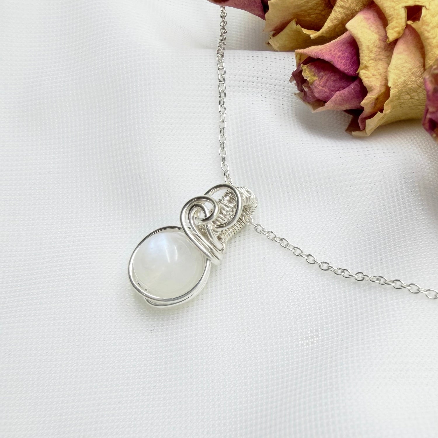 Sierlijke hanger met maansteen van sterling zilver, wire wrapped