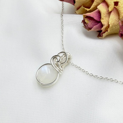 Sierlijke hanger met maansteen van sterling zilver, wire wrapped
