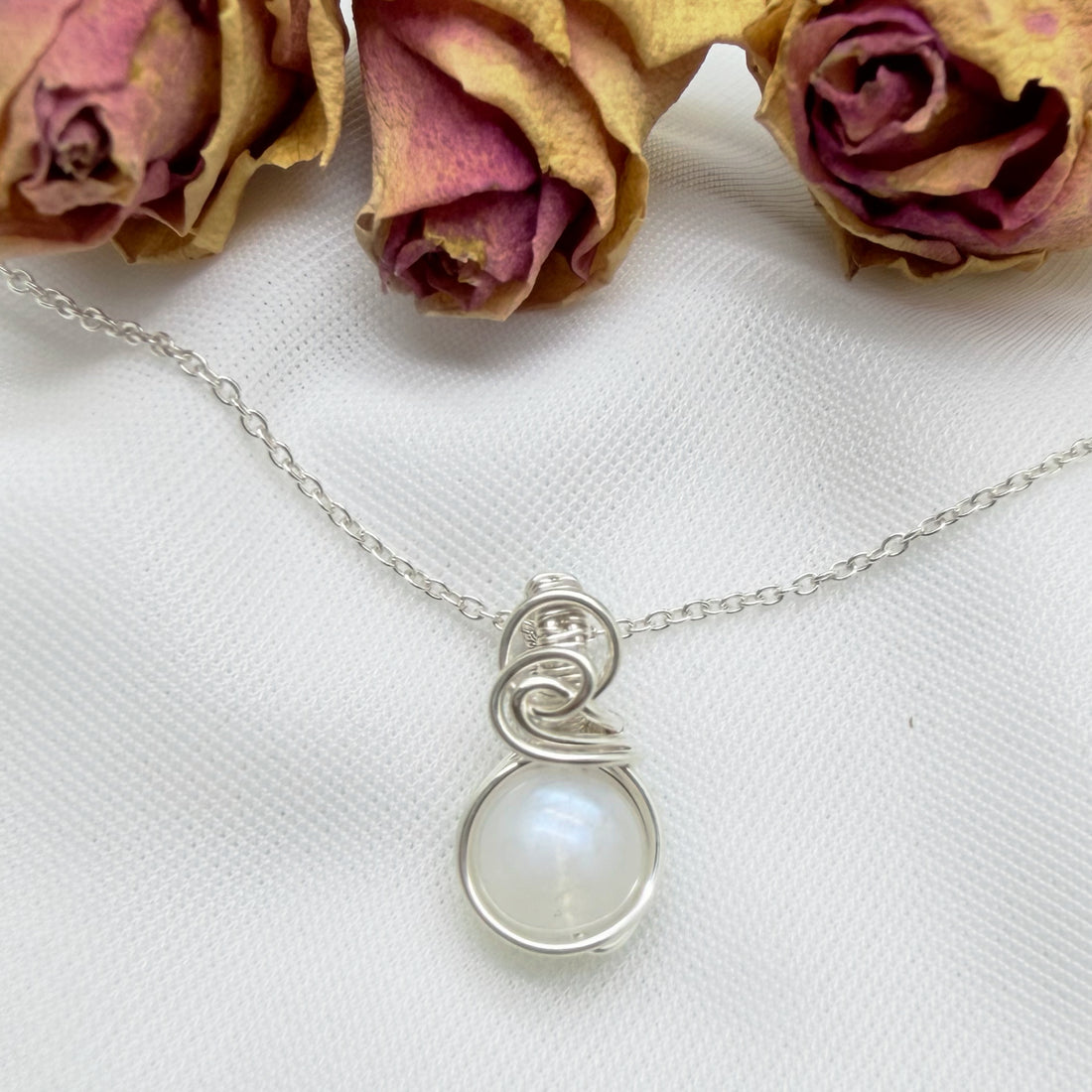 Sierlijke hanger met maansteen van sterling zilver, wire wrapped
