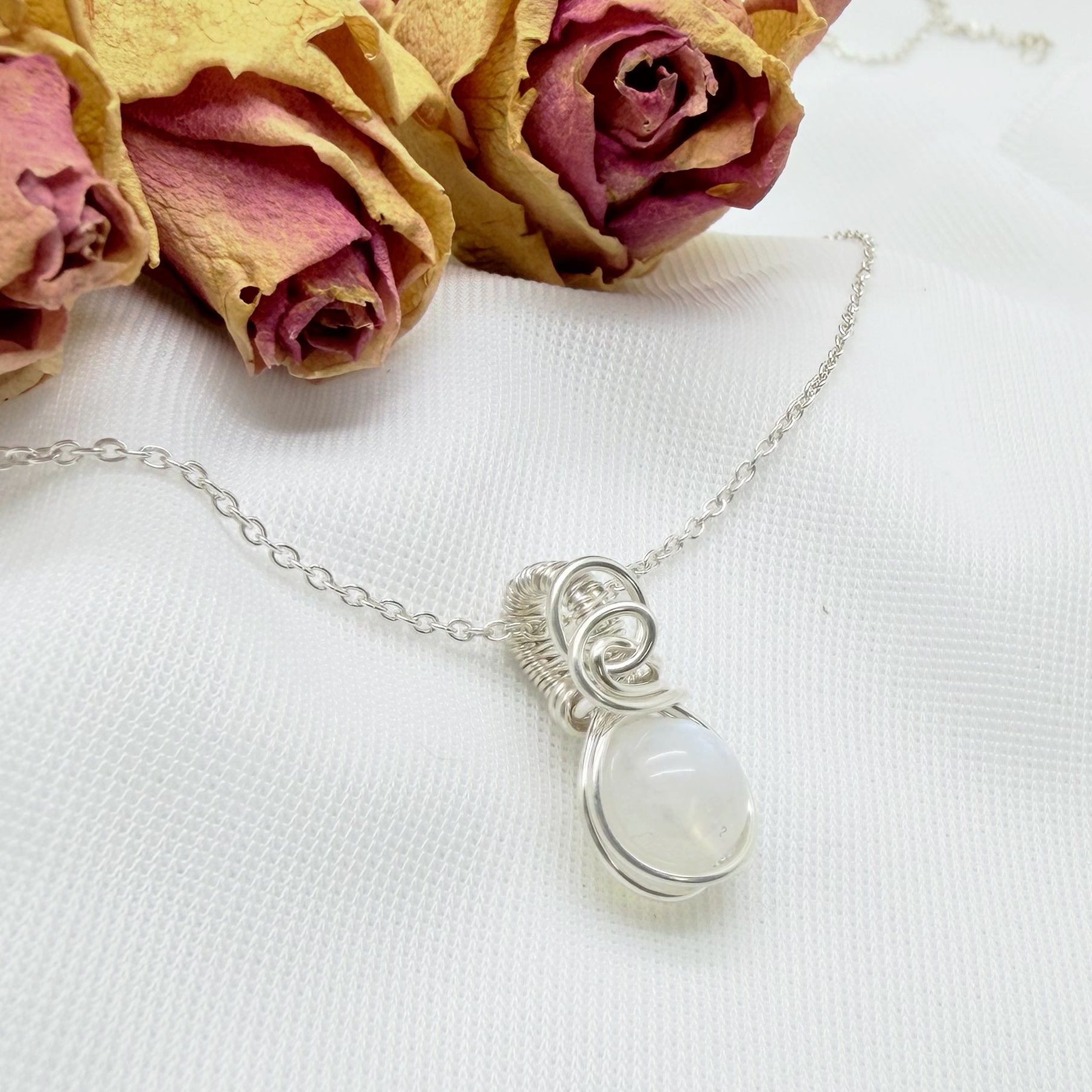 Sierlijke hanger met maansteen van sterling zilver, wire wrapped