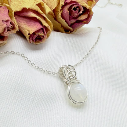 Sierlijke hanger met maansteen van sterling zilver, wire wrapped