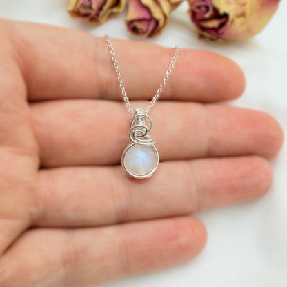Sierlijke hanger met maansteen van sterling zilver, wire wrapped