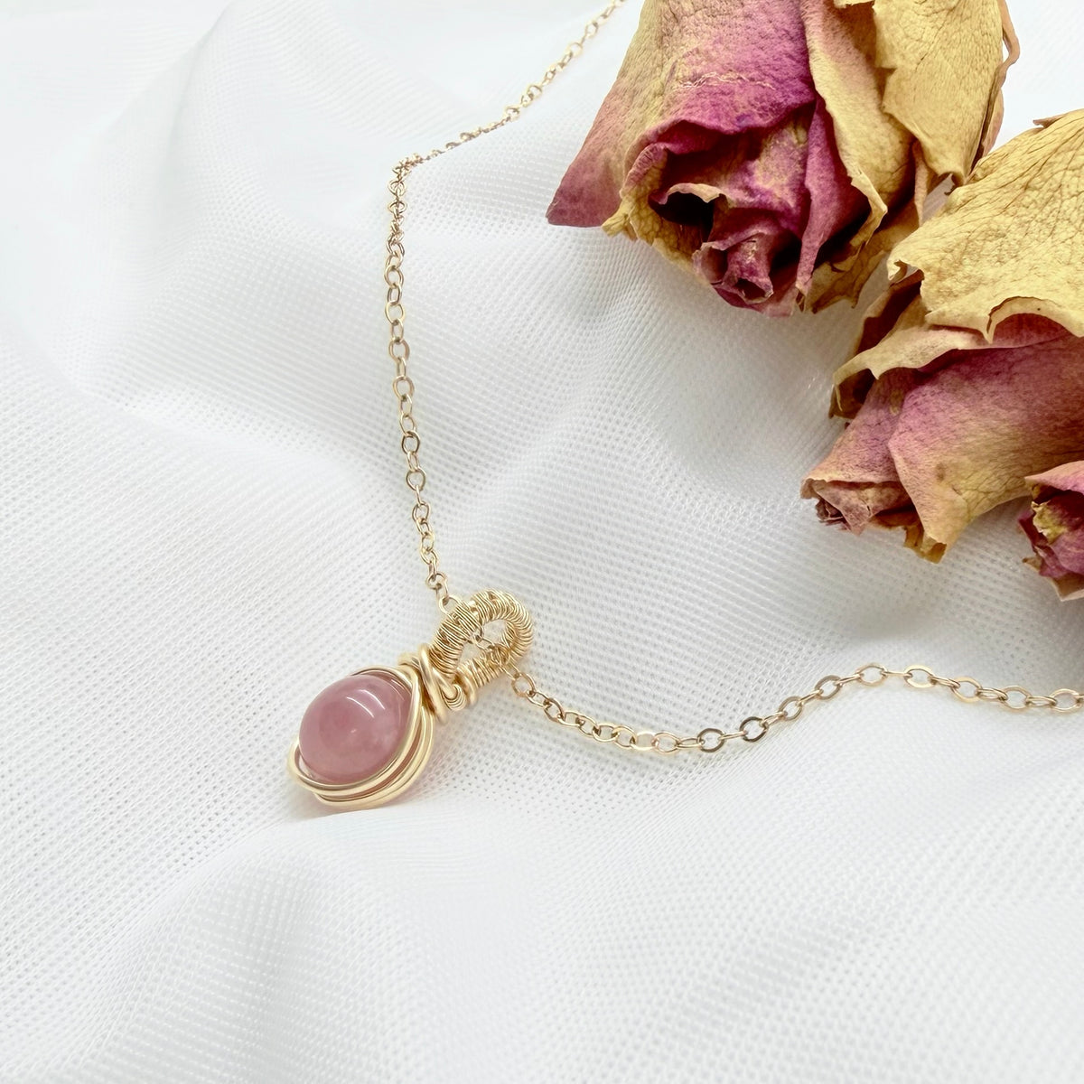 Gold filled vintage roze rozenkwarts hanger