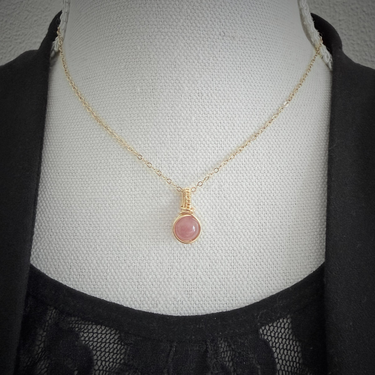 Gold filled vintage roze rozenkwarts hanger