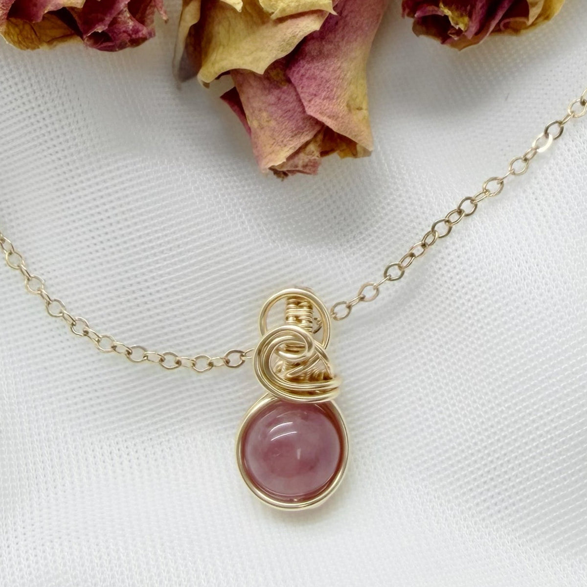 Sierlijke rozenkwarts hanger van gold filled - Wire wrap hanger
