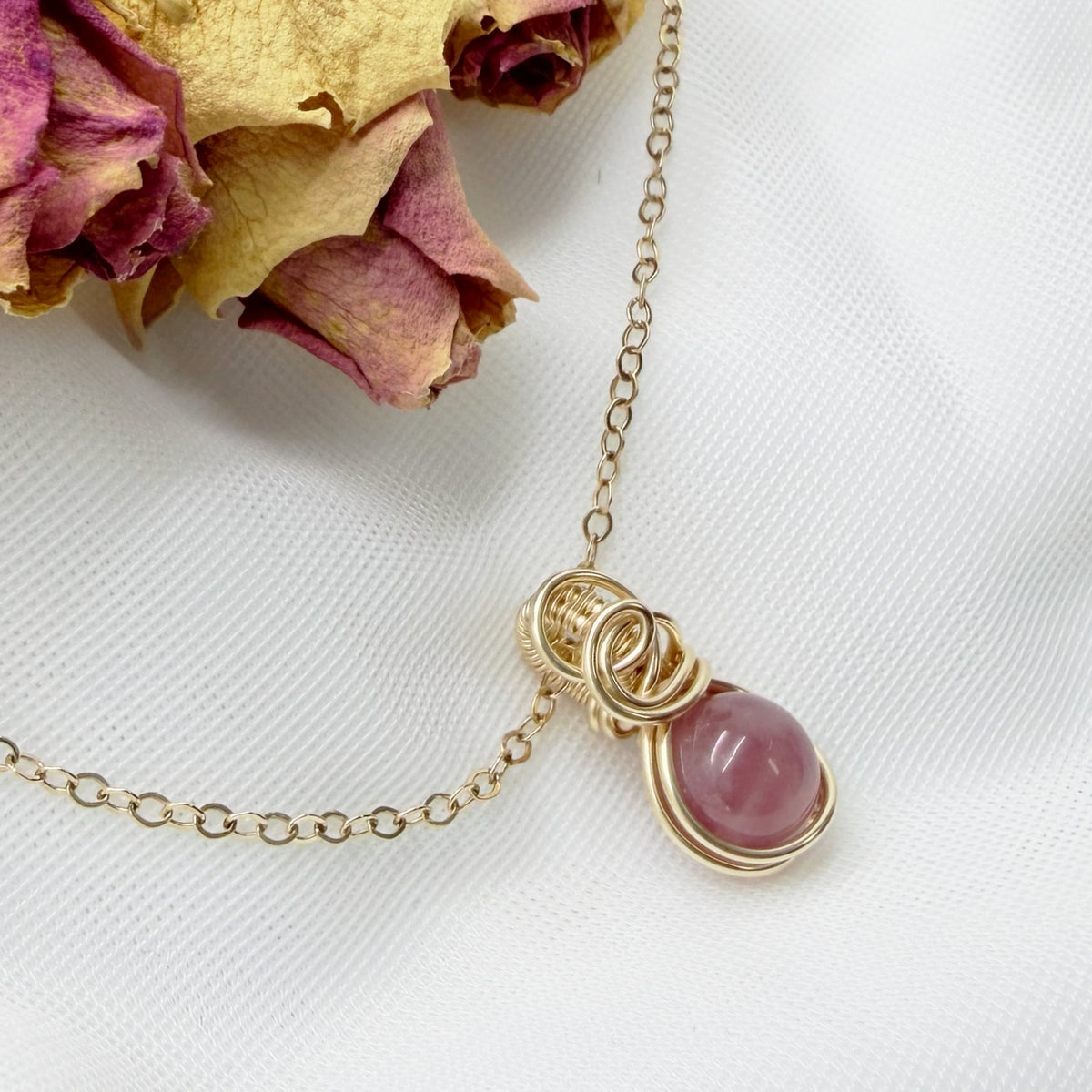 Sierlijke rozenkwarts hanger van gold filled - Wire wrap hanger