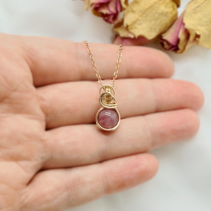 Sierlijke rozenkwarts hanger van gold filled - Wire wrap hanger