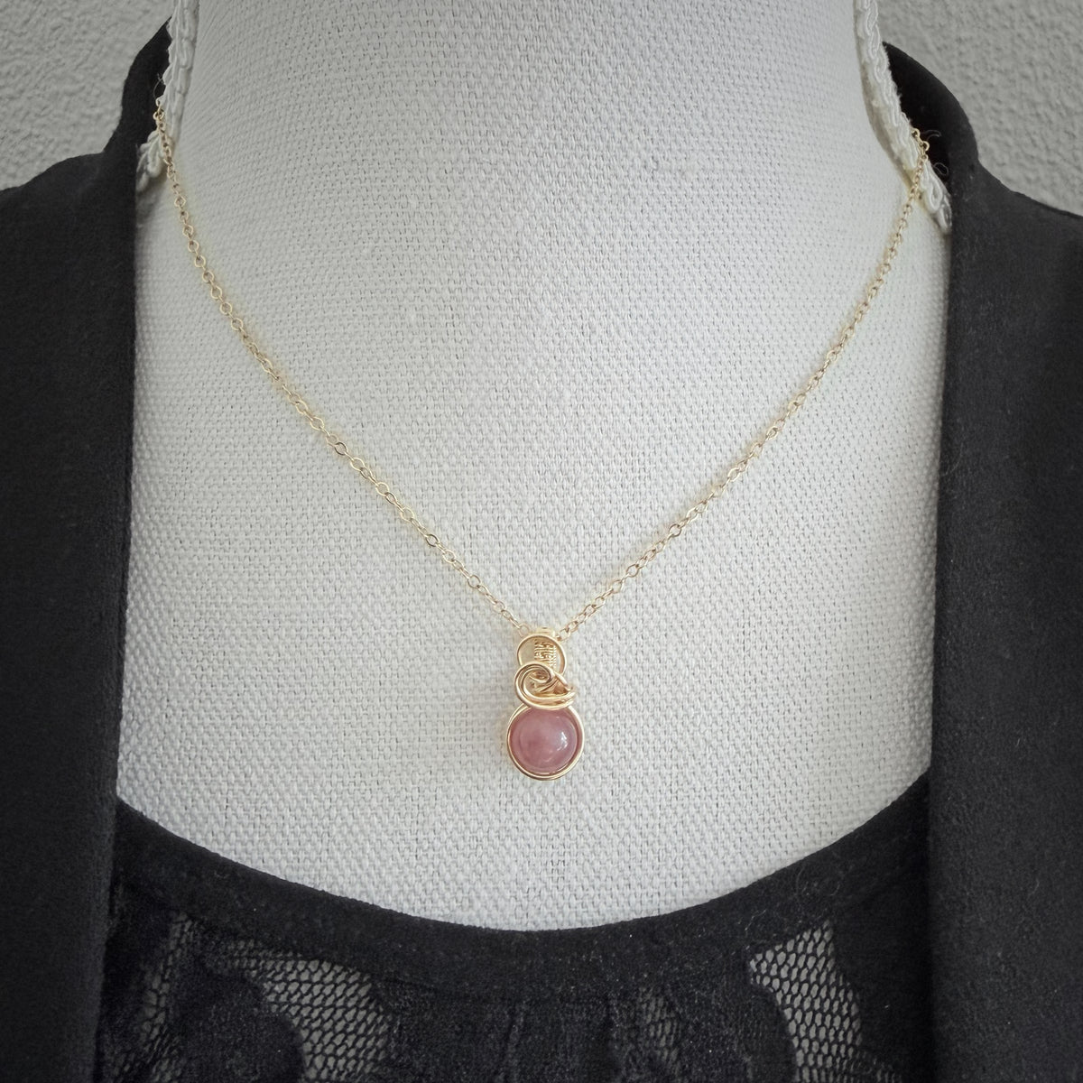 Sierlijke rozenkwarts hanger van gold filled - Wire wrap hanger