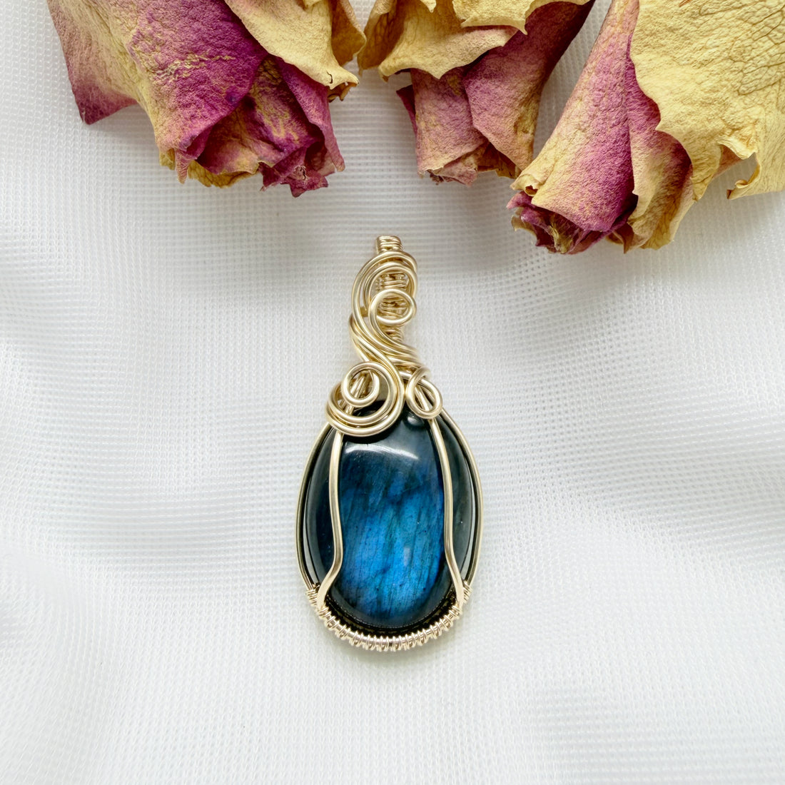 14k gold filled wire wrap hanger met labradoriet