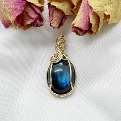 14k gold filled wire wrap hanger met labradoriet