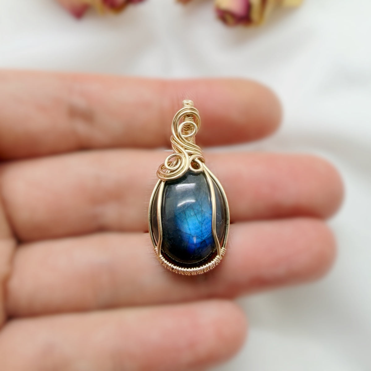 14k gold filled wire wrap hanger met labradoriet