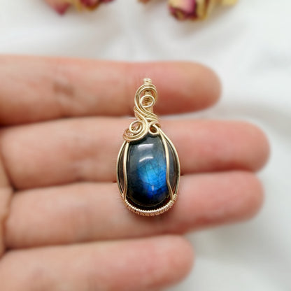 14k gold filled wire wrap hanger met labradoriet