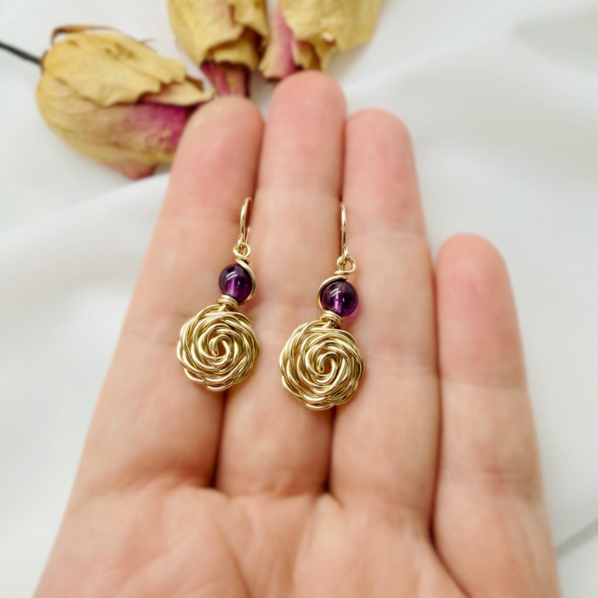 Gold filled roos oorbellen met amethist