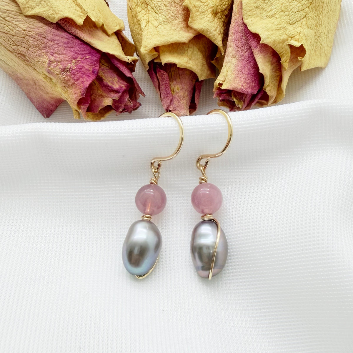 Gold filled oorbellen met zoetwaterparel en rozenkwarts