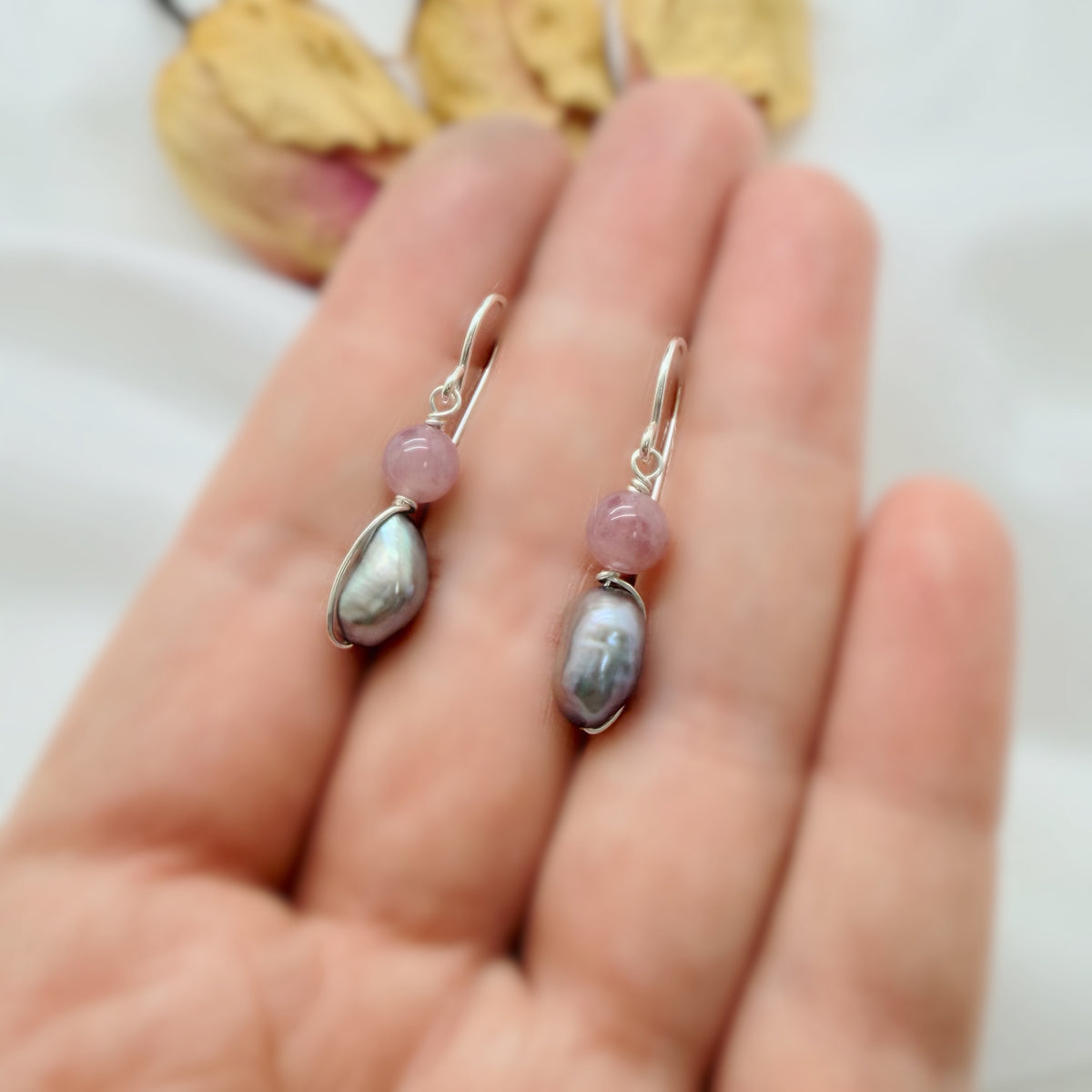 Zilveren oorbellen met zoetwaterparel en rozenkwarts