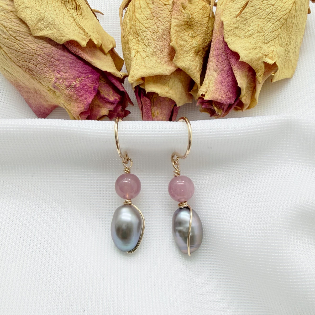 Gold filled oorbellen met zoetwaterparel en rozenkwarts