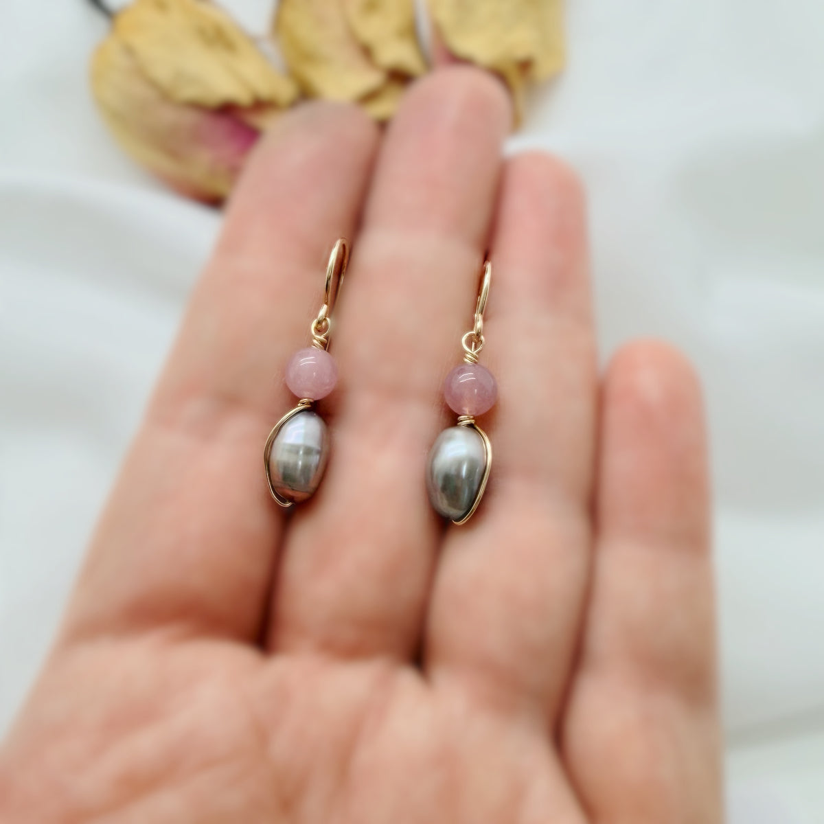 Gold filled oorbellen met zoetwaterparel en rozenkwarts