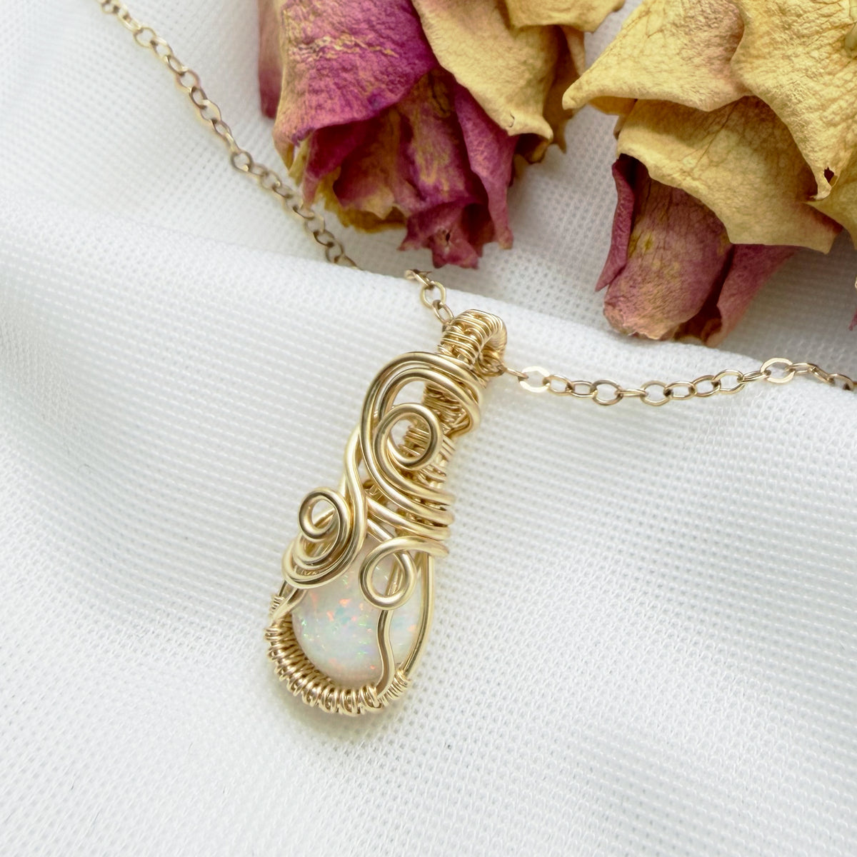 14k gold filled wire wrap hanger met Bello opaal