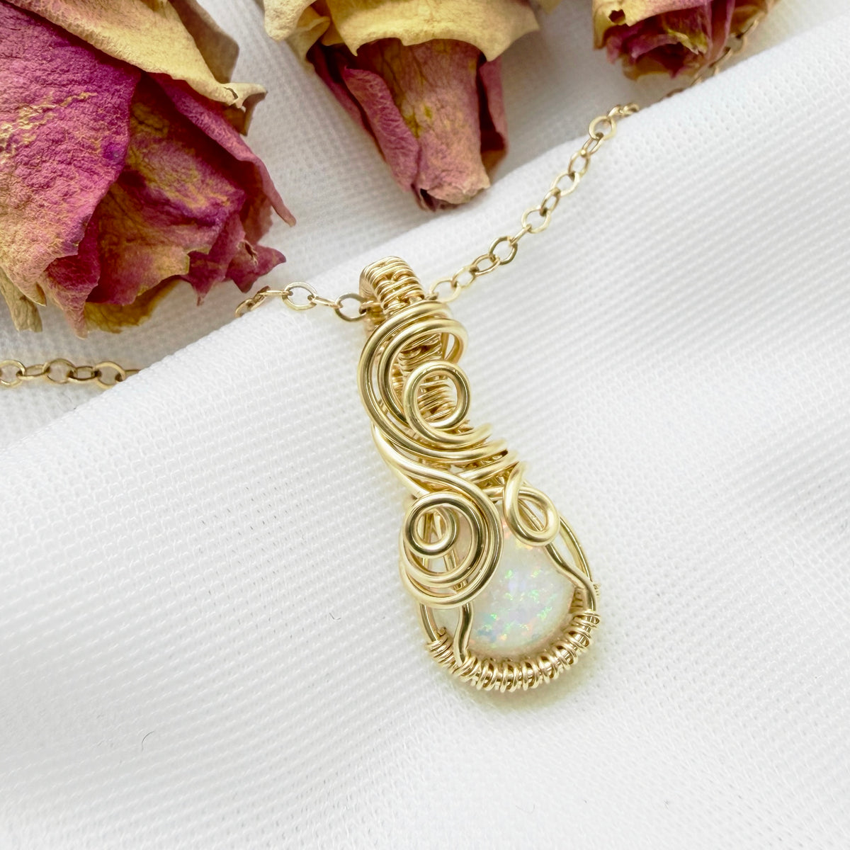 14k gold filled wire wrap hanger met Bello opaal