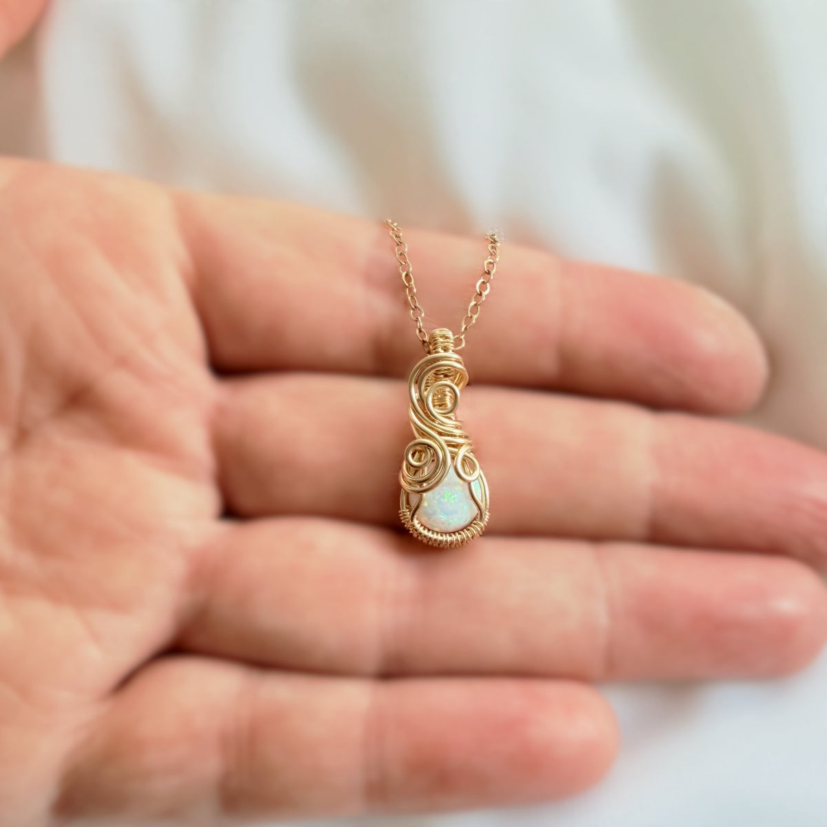 14k gold filled wire wrap hanger met Bello opaal